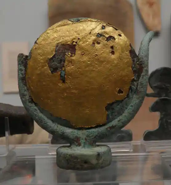 Solar disc in between horns